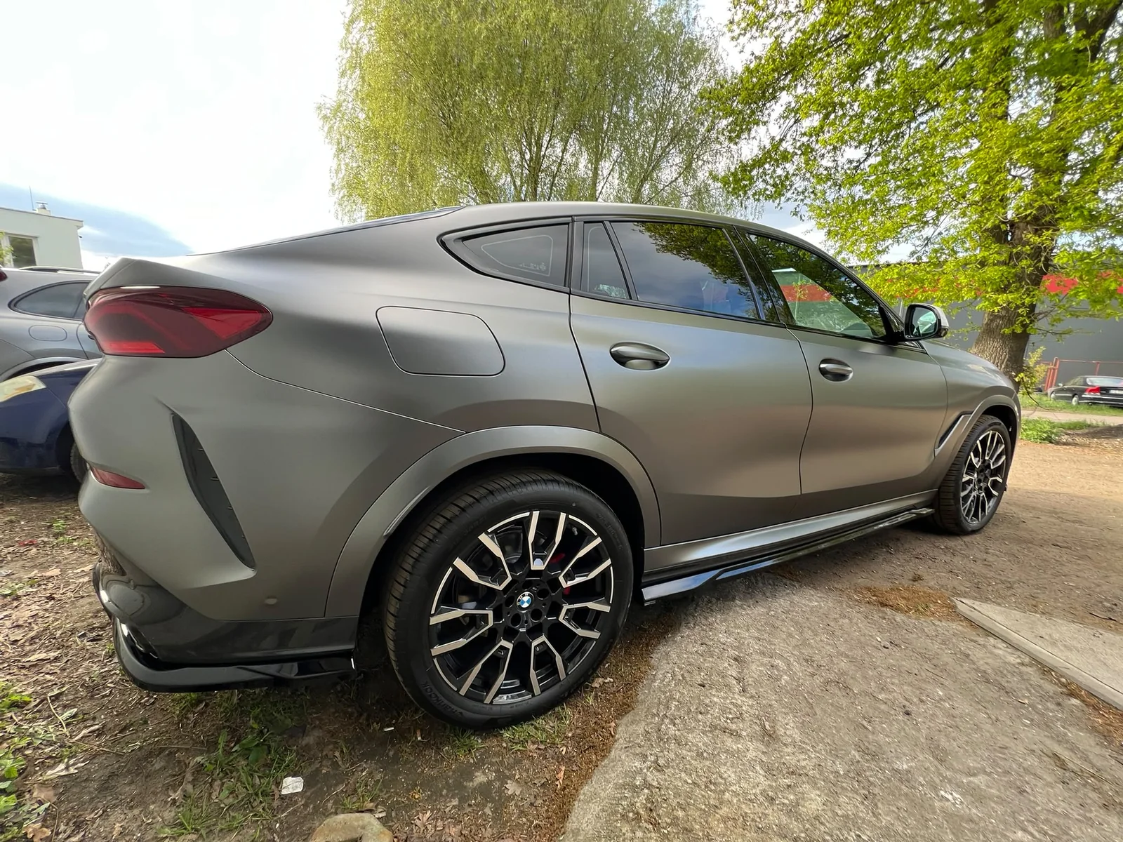 BMW – satynowy bok